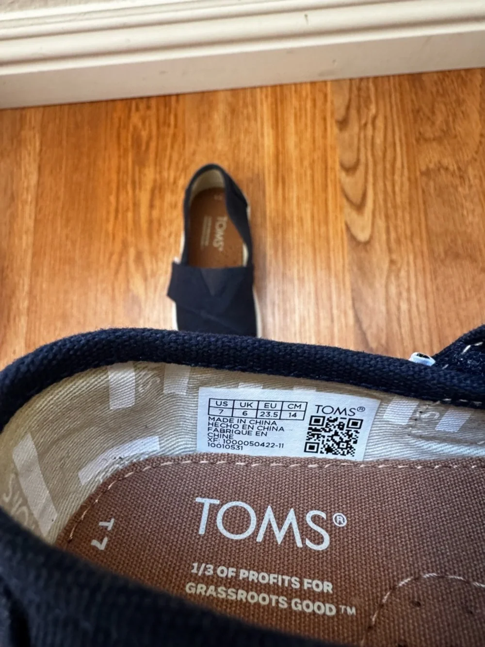 TOMS Classic Slip-On Canvas Shoes in Navy- 7T